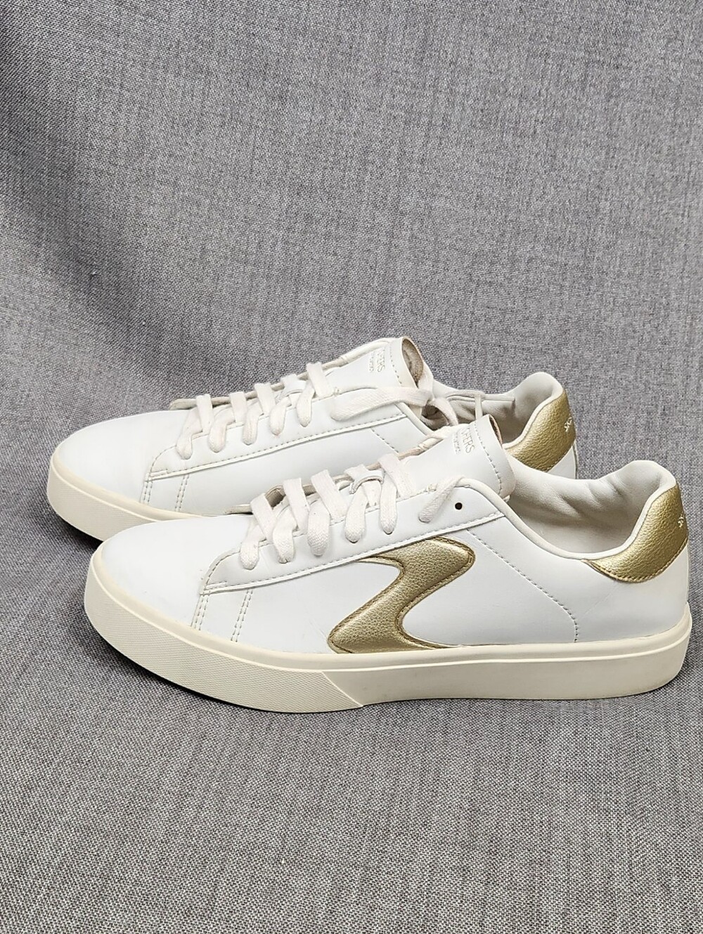 Skechers White Faux Leather Low Top Casual Sneakers. 9.5 - Picture 2 of 10